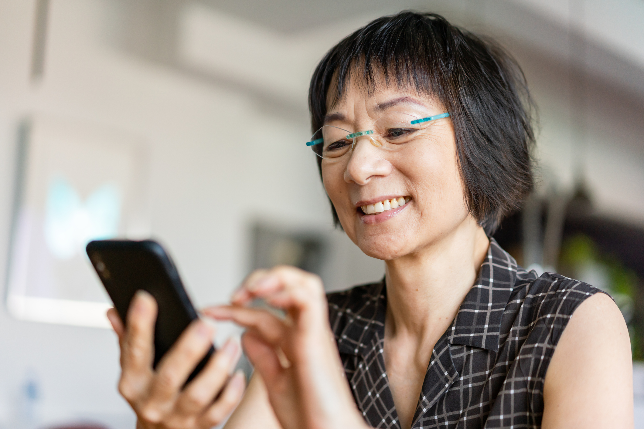 Woman on smartphone smiling